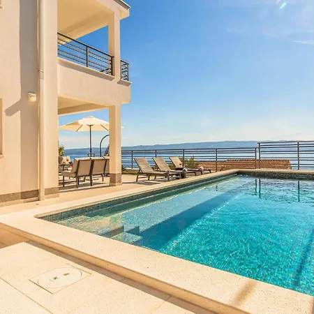 5 Bedroom Amazing In * イェセニツェ