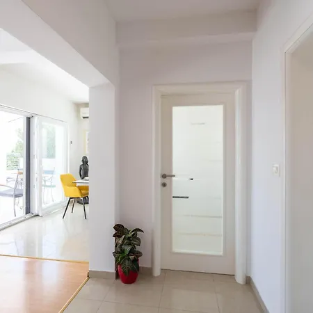 5 Bedroom Amazing In イェセニツェ
