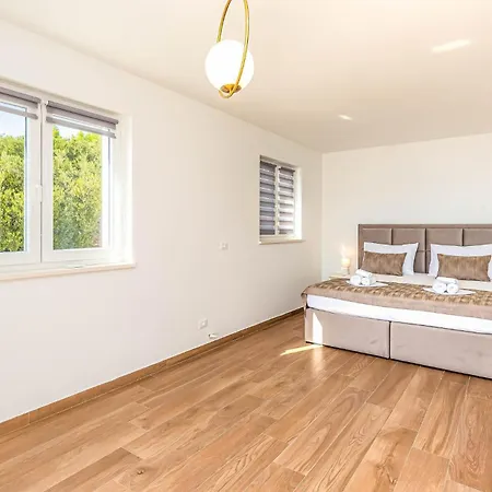 別荘 5 Bedroom Amazing In イェセニツェ