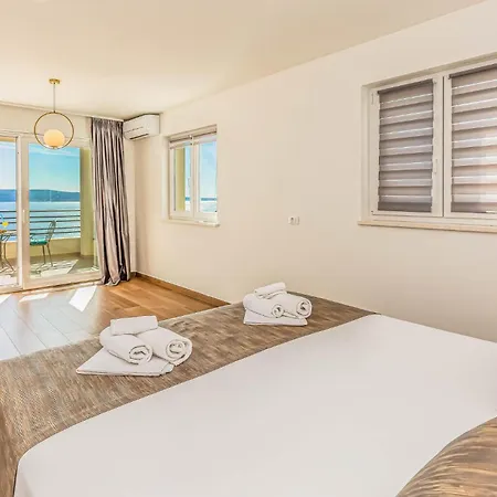 5 Bedroom Amazing In * イェセニツェ