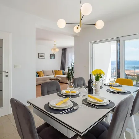 5 Bedroom Amazing In Holiday home Jesenice (Split-Dalmatia)