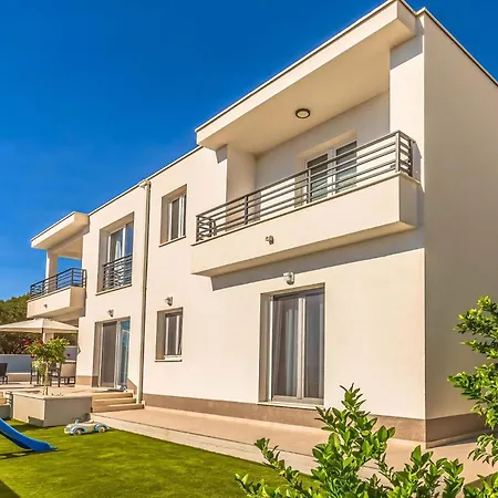 Holiday home 5 Bedroom Amazing In Jesenice (Split-Dalmatia)