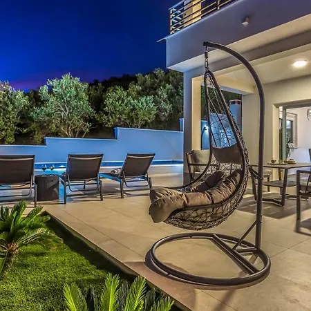 5 Bedroom Amazing In Jesenice (Split-Dalmatia)