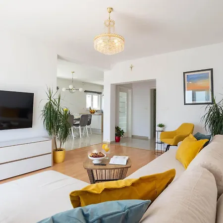5 Bedroom Amazing In *