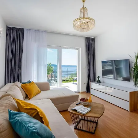 5 Bedroom Amazing In Jesenice (Split-Dalmatia)